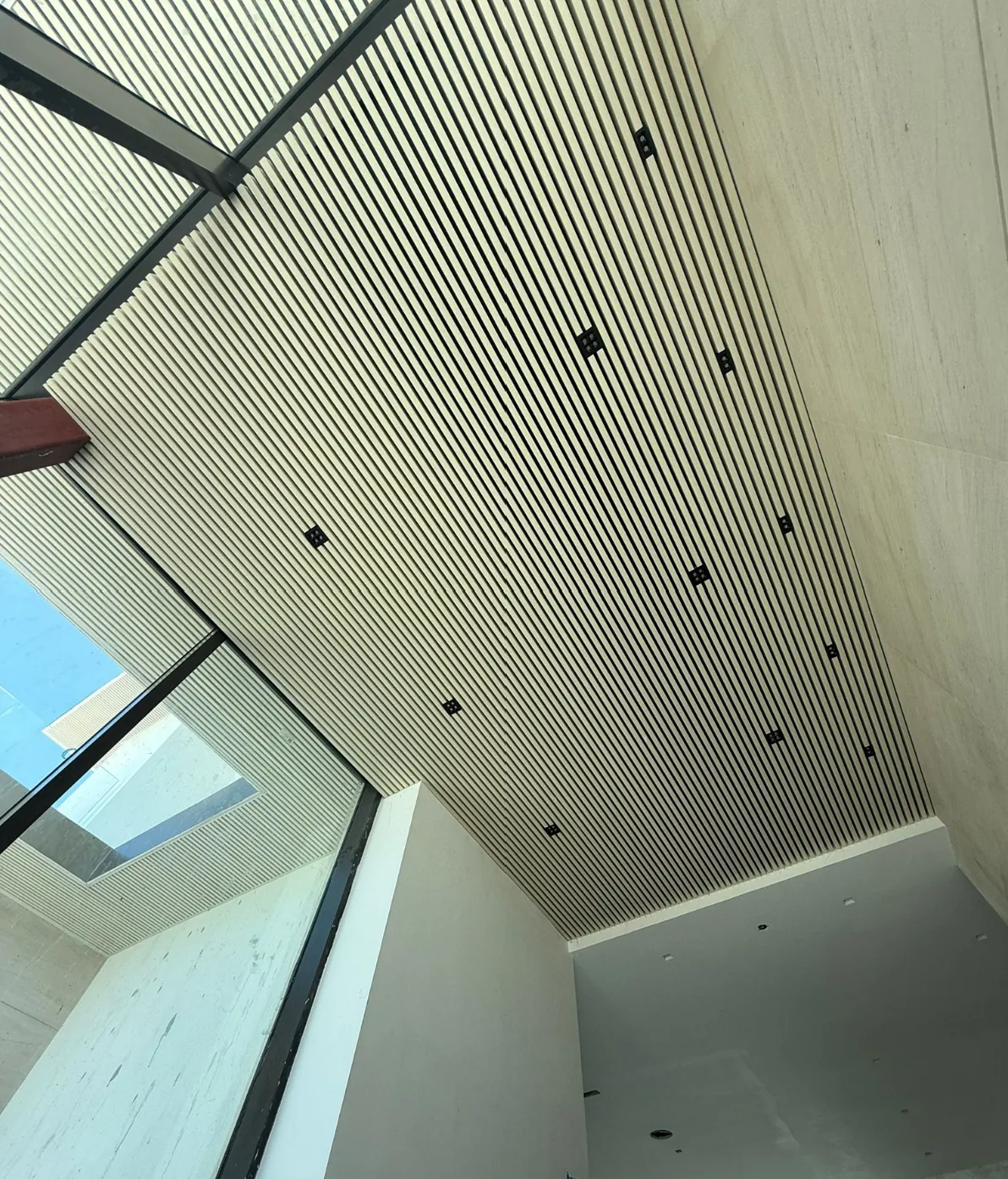 Aluminum batten soffit system with integrated recessed lighting
